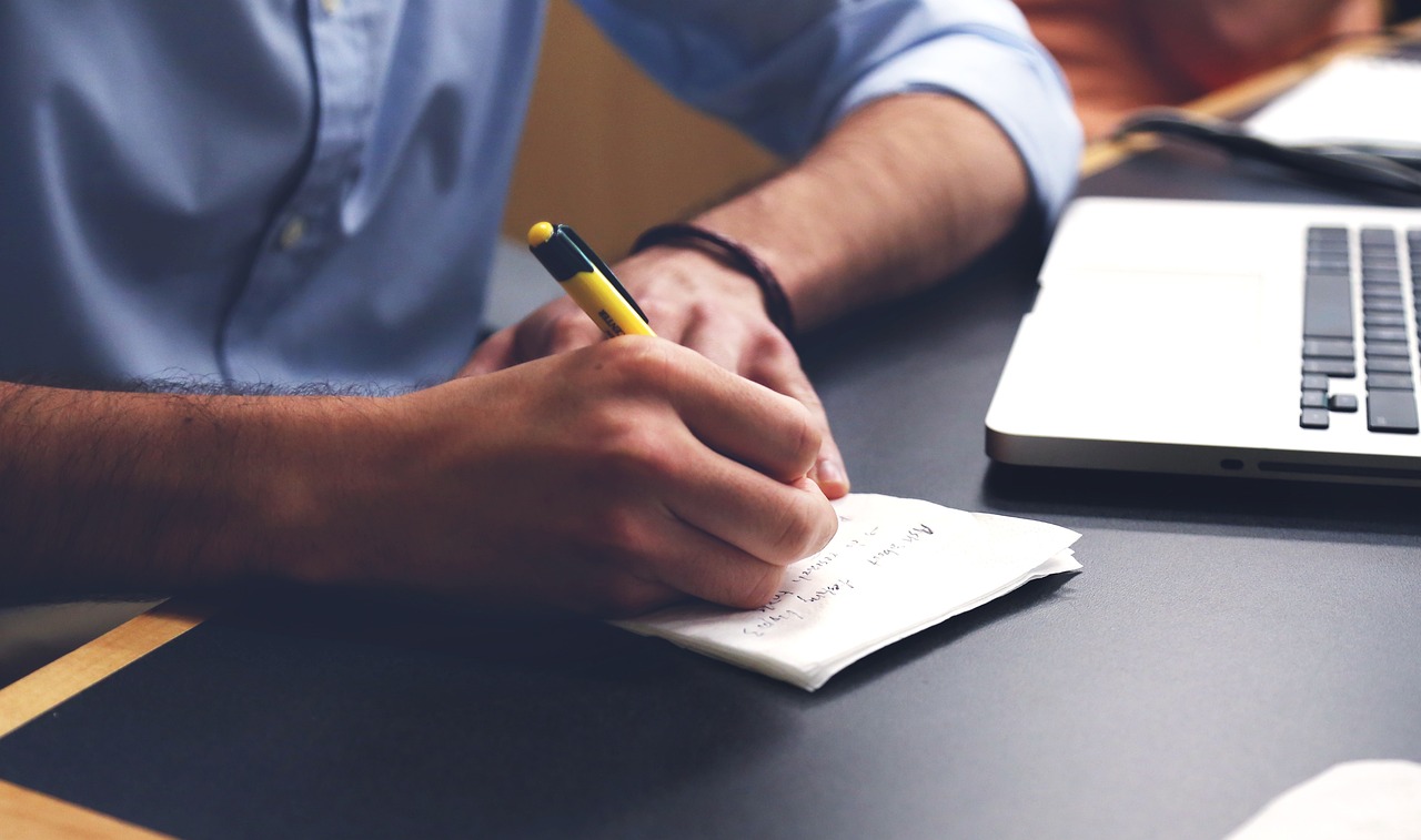 Man schrijft checklist voor financiën