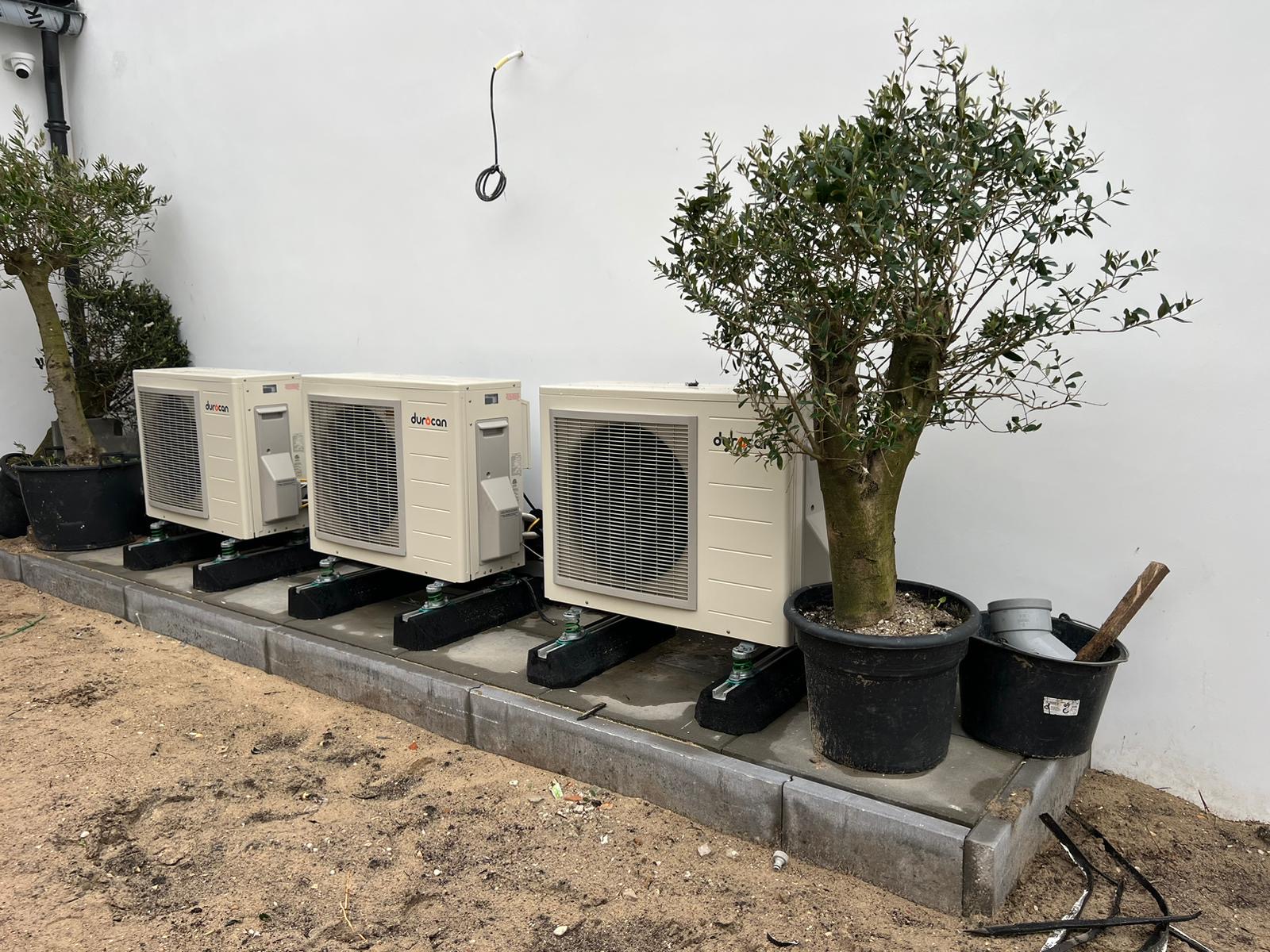 warmtepomp buitenunit bij villa